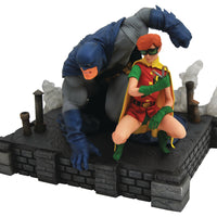 DC GALLERY DARK KNIGHT RETURNS BATMAN & CARRIE DLX PVC FIG (