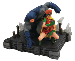 DC GALLERY DARK KNIGHT RETURNS BATMAN & CARRIE DLX PVC FIG (